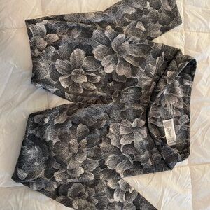 Athleta Black and Gray Patterned legging, small